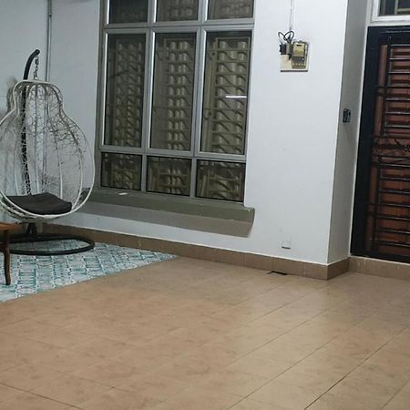 Zulaikha'S Homestay Ulu Tiram Johor Bahru Buitenkant foto