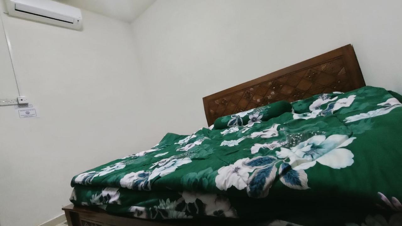 Zulaikha'S Homestay Ulu Tiram Johor Bahru Buitenkant foto
