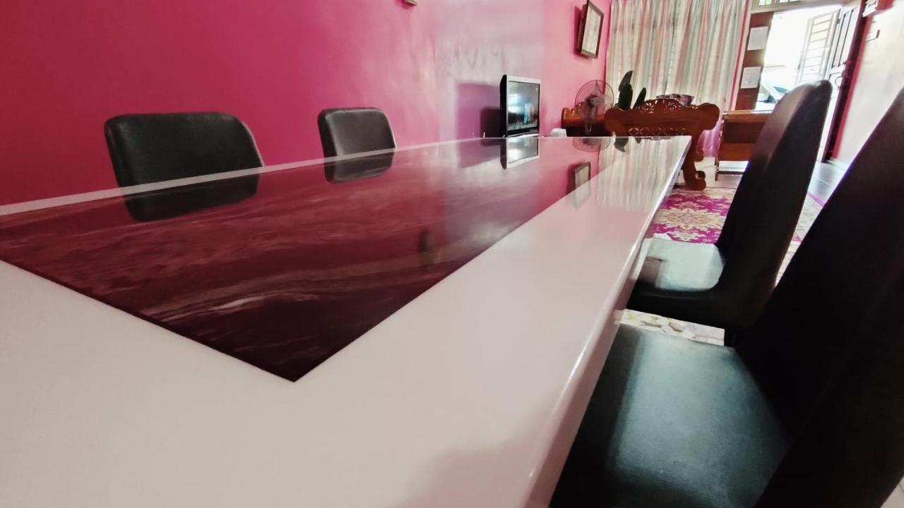 Zulaikha'S Homestay Ulu Tiram Johor Bahru Buitenkant foto